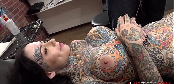  Tiger Lilly gets a forehead tattoo while nude